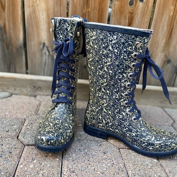 Wind river women rubber rain boots, blue and cream floral. Size 7. Used. - Picture 7 of 9